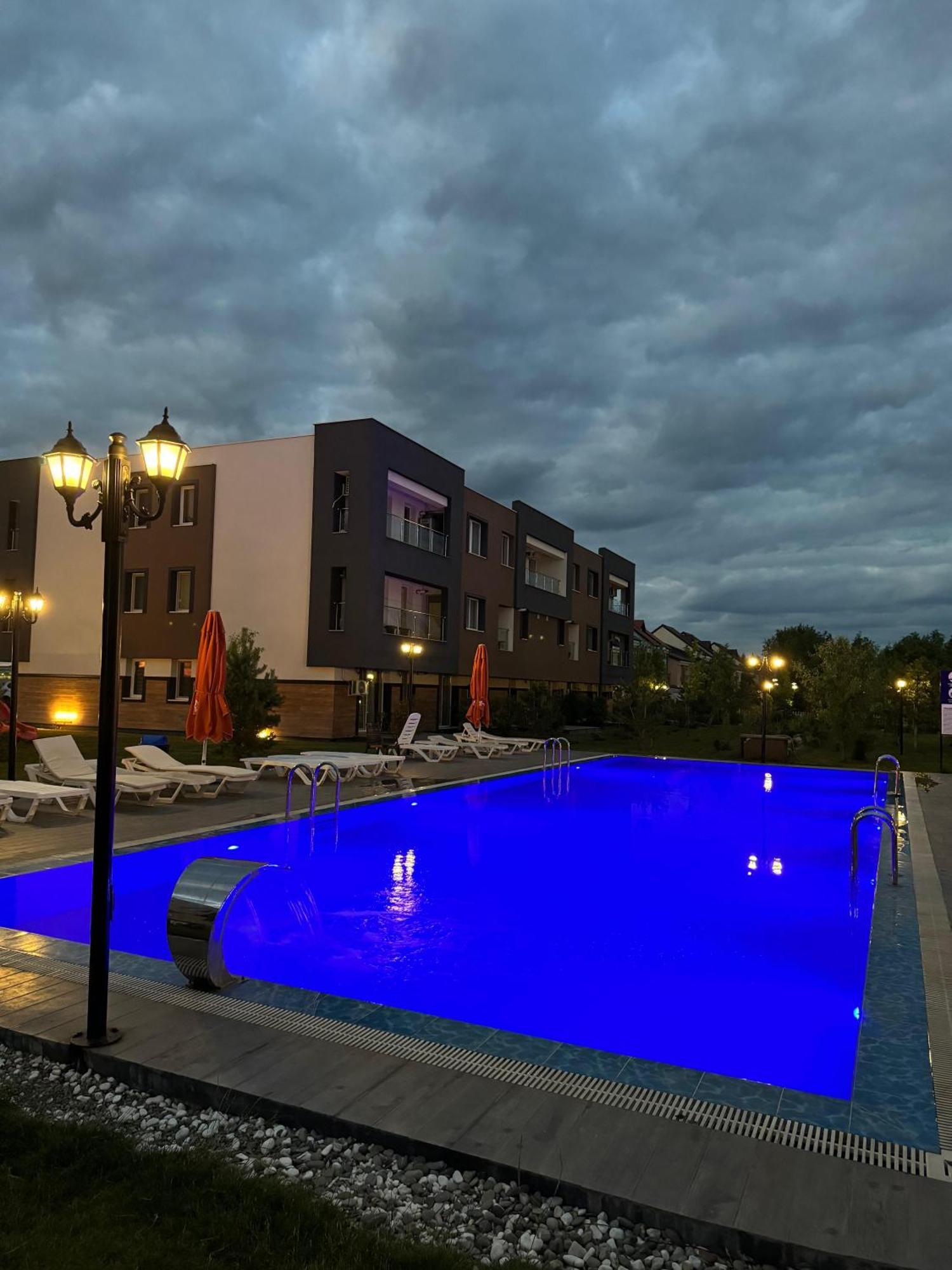 Libertatii Gardens Poolside Airport&Therme オトペニ エクステリア 写真