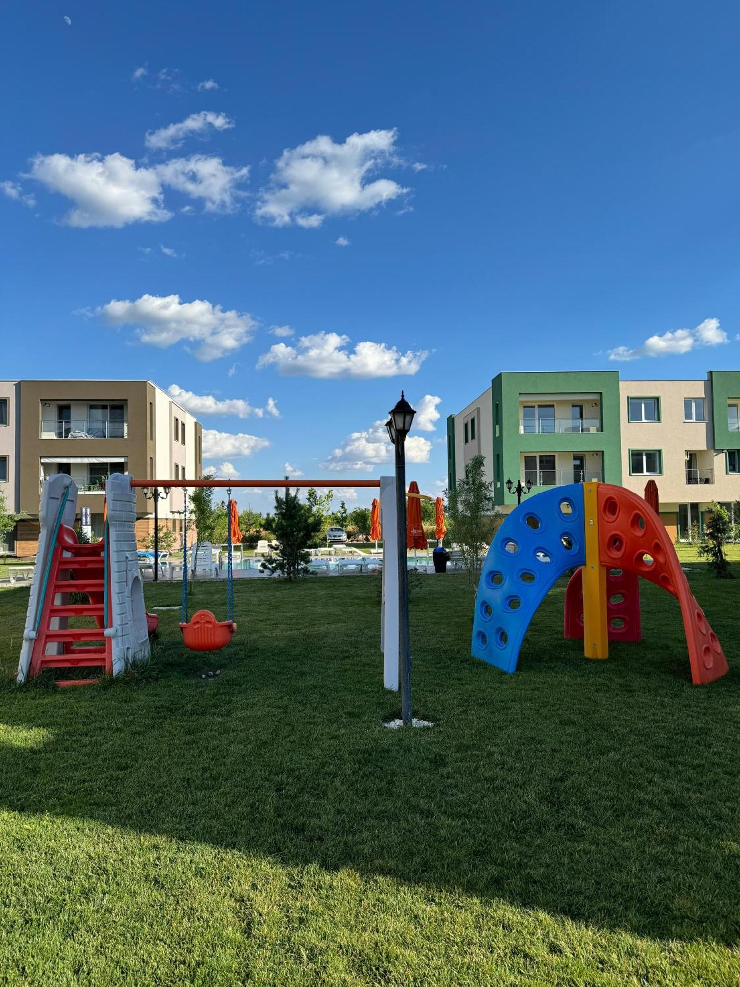 Libertatii Gardens Poolside Airport&Therme オトペニ エクステリア 写真