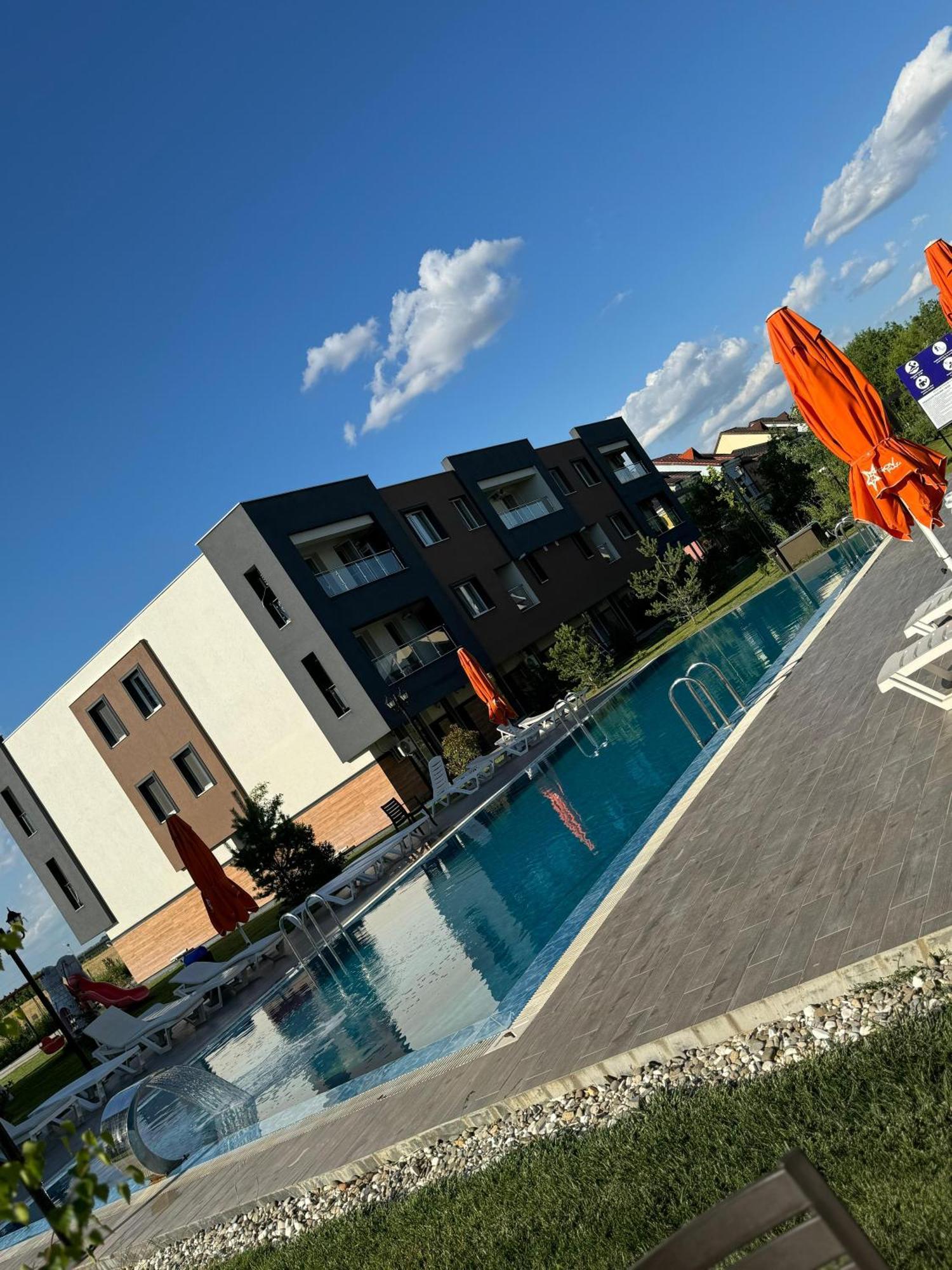 Libertatii Gardens Poolside Airport&Therme オトペニ エクステリア 写真