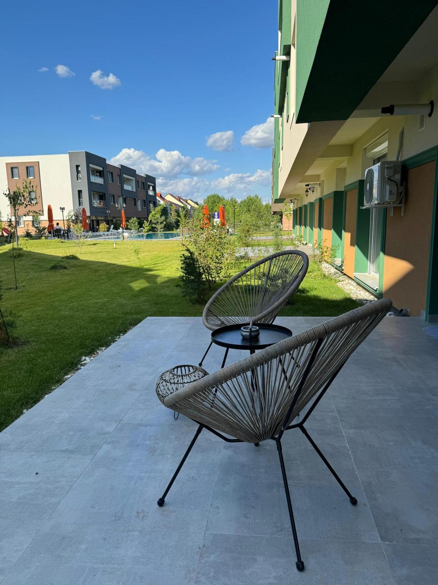 Libertatii Gardens Poolside Airport&Therme オトペニ エクステリア 写真