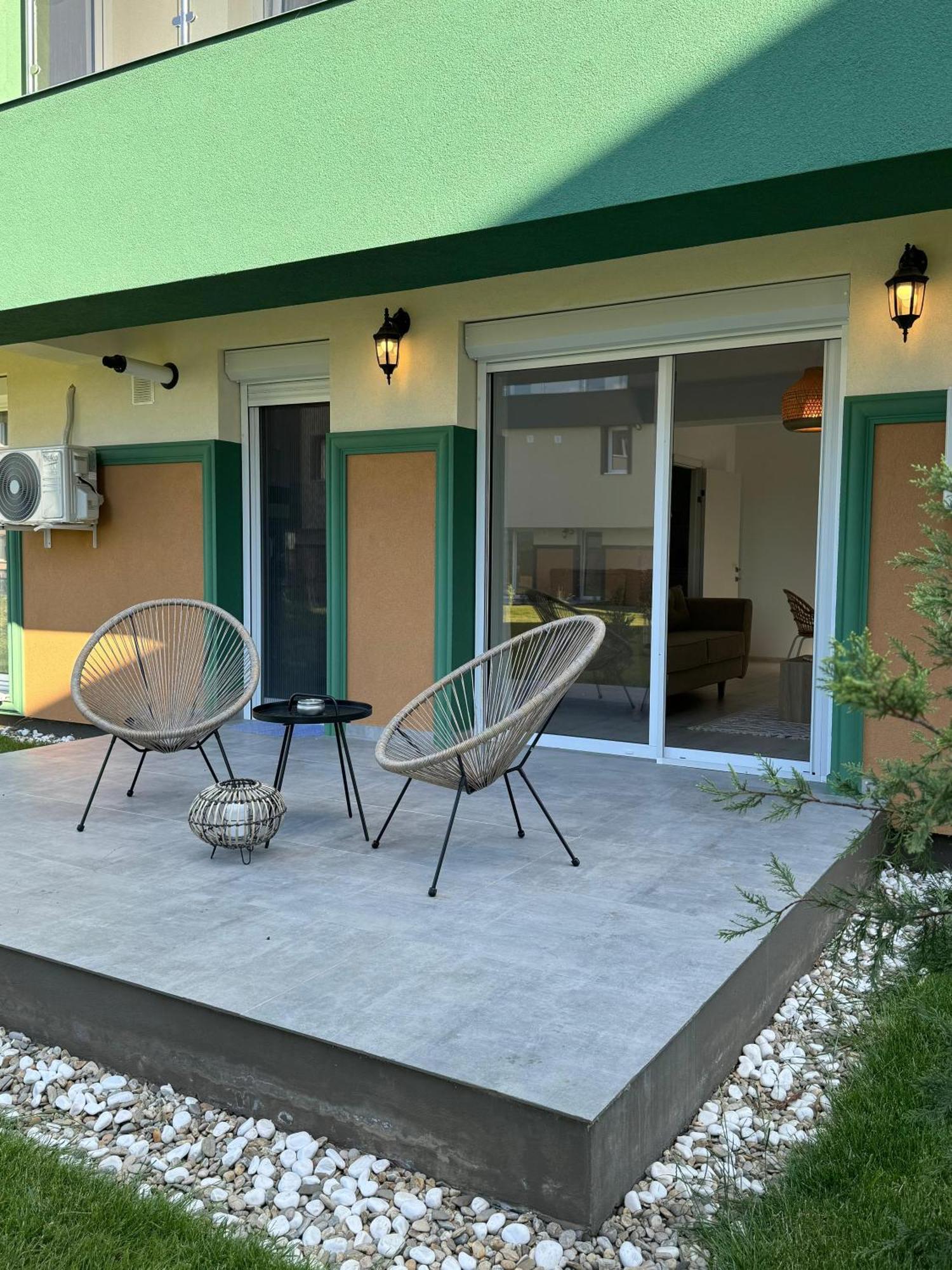 Libertatii Gardens Poolside Airport&Therme オトペニ エクステリア 写真